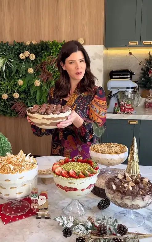 Estudiante mostrando un postre navideño preparado con la colección de recetas