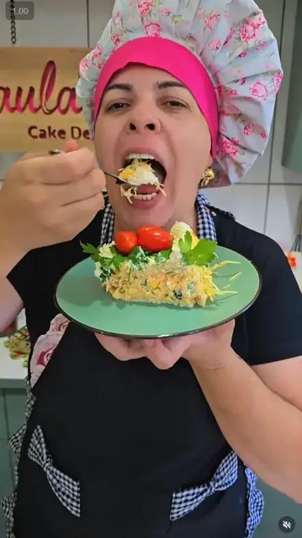 Estudiante mostrando un postre navideño preparado con la colección de recetas