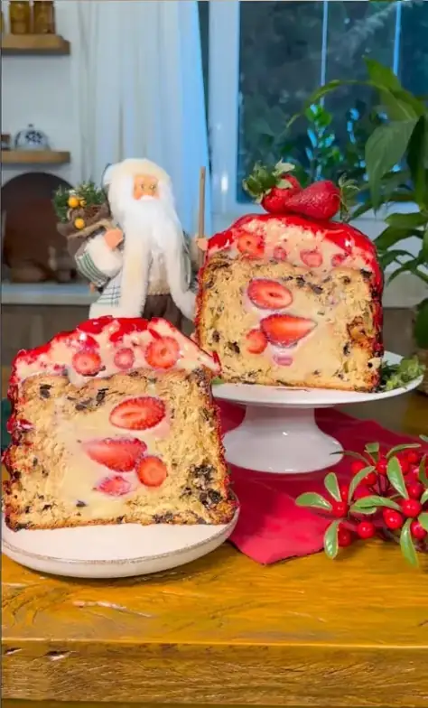 Estudiante mostrando un postre navideño preparado con la colección de recetas