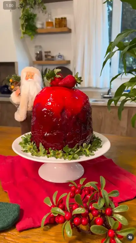 Estudiante mostrando un postre navideño preparado con la colección de recetas